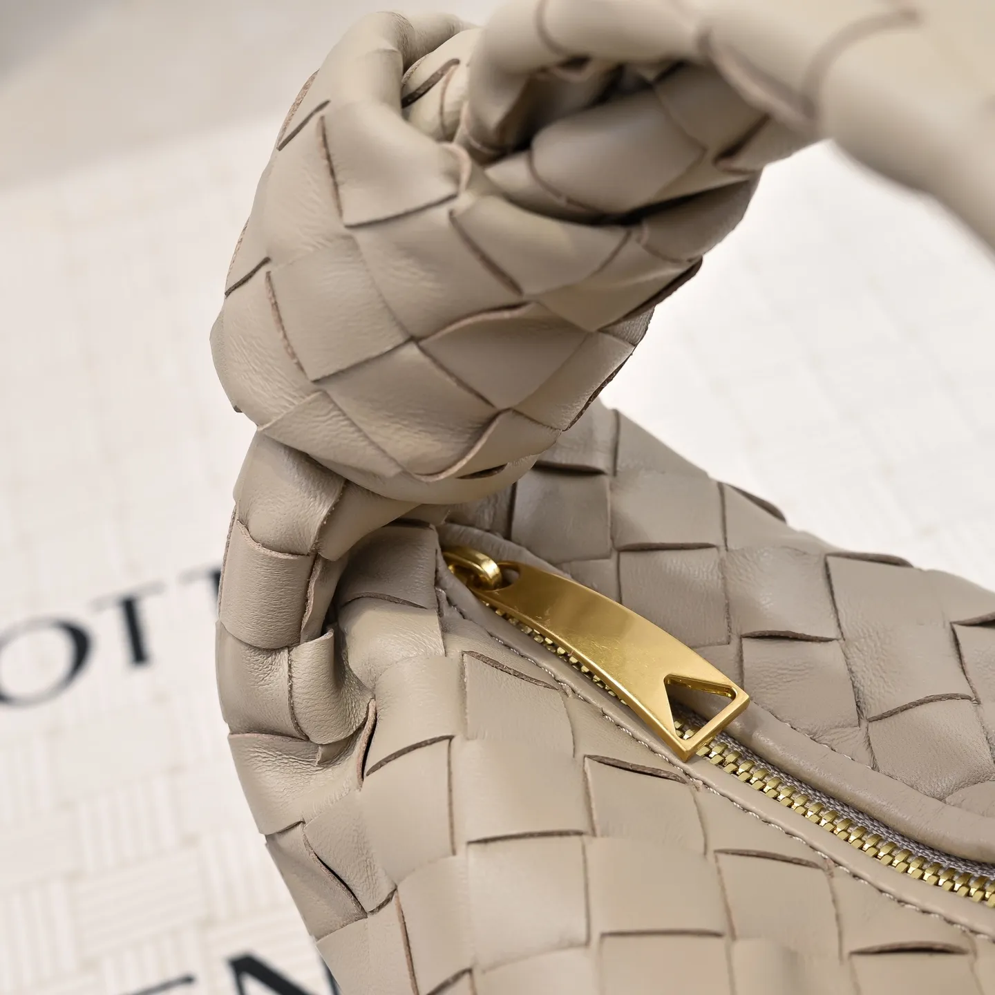 Batch 1120 BV Bottega Veneta's new early spring women's MINI JODIE handbag BV bag 🔥The new method is based on the original rounded corners, knotted with classic woven leather round hobo bag, The most iconic triangular pull-out design, using sheepskin draped soft shape, is super suitable for concave shapes~ Jodie feels really gentle to people, and is definitely the best item for daily matching. It has the same weave, new elements and twists, is compact and versatile, and is the new favorite of street style Internet celebrities! Size: 23x28x8 Model: 6699-1